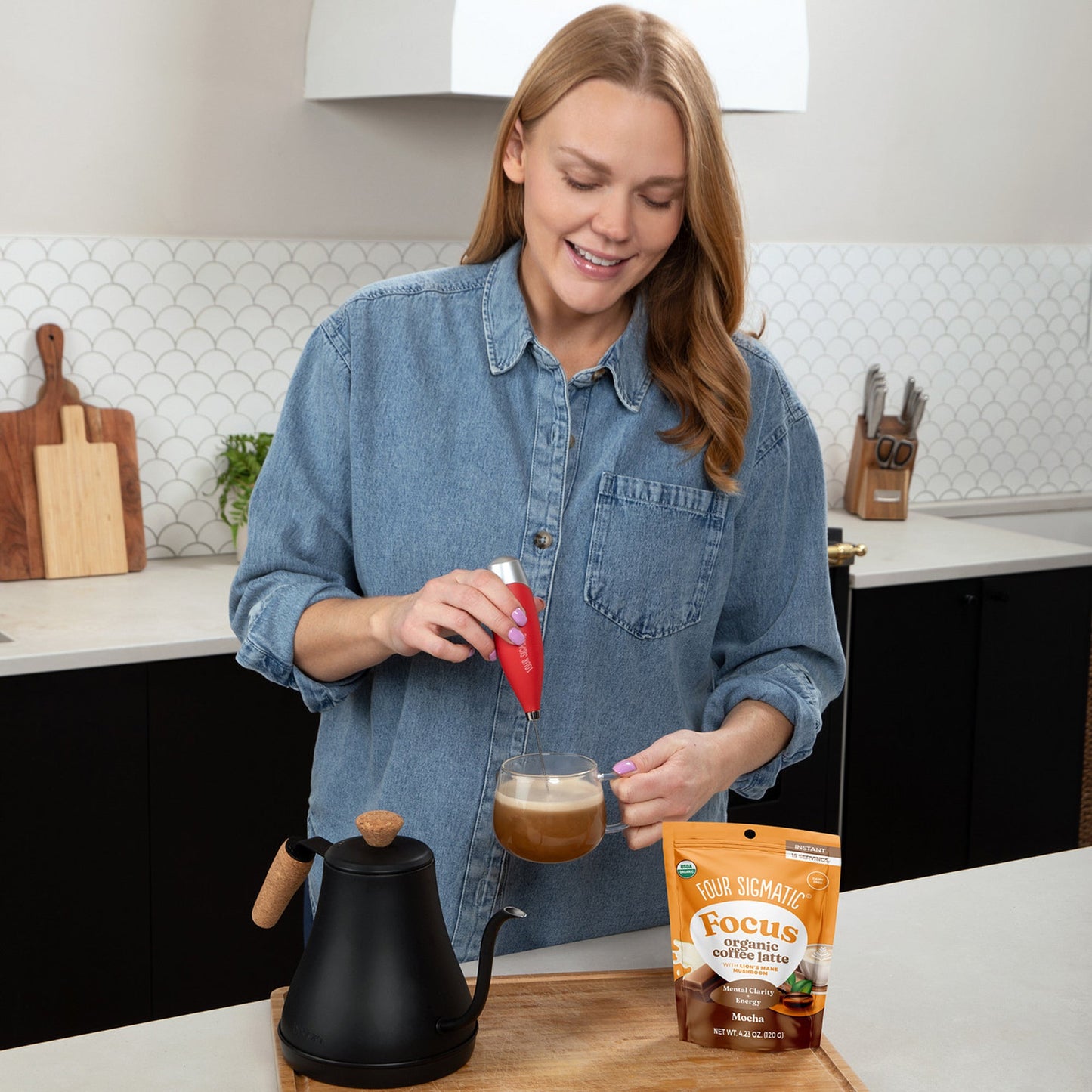 focus-organic-coffee-latte-mocha-h0 focus-latte-mocha-lifestyle1-2026.jpg